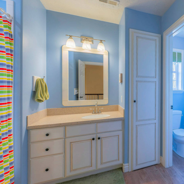Квадратна ванна кімната Master зі світло-блакитним інтер'єром і двома мармуровими раковинами
 - Фото, зображення