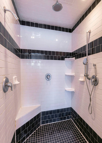 Függőleges fürdőszoba belső, fekete-fehér csempe padló és falak - Fotó, kép