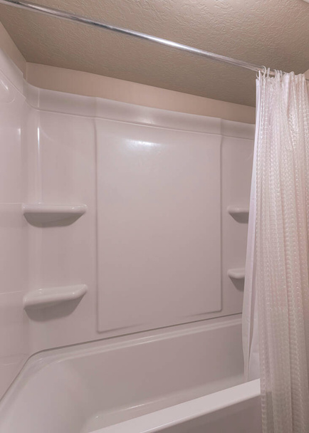 Вертикальный интерьер ванной комнаты с панельной акриловой стеной на душевой кабине - Фото, изображение