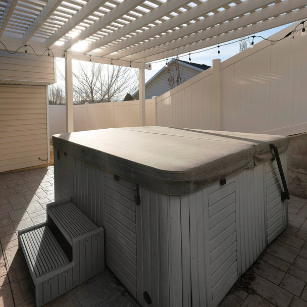 Покрытый портативный спа-бассейн на заднем дворе дома - Фото, изображение