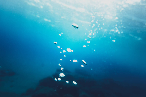 Крупним планом бульбашки під водою в глибокому морі
 - Фото, зображення