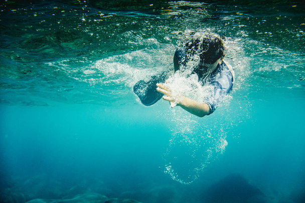 Niño usando máscara de buceo nadando bajo el agua - Foto, Imagen