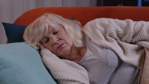 Bang vermoeide oudere vrouw ontwaakt uit slechte nachtmerrie in de slaapkamer thuis, stress nervositeit angst - Video