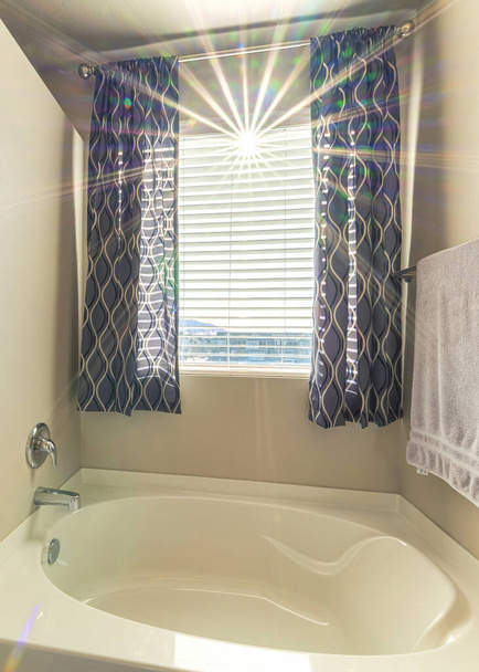 Pionowe wnętrze łazienki z promieniami słonecznymi przez żaluzje okienne - Zdjęcie, obraz