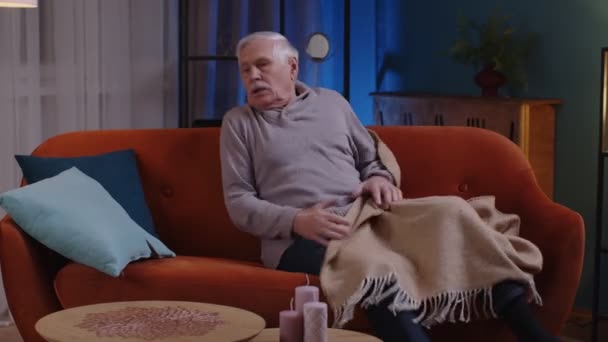 Bang dat oudere man wakker wordt uit een nachtmerrie in de slaapkamer thuis, stress nervositeit angst - Video