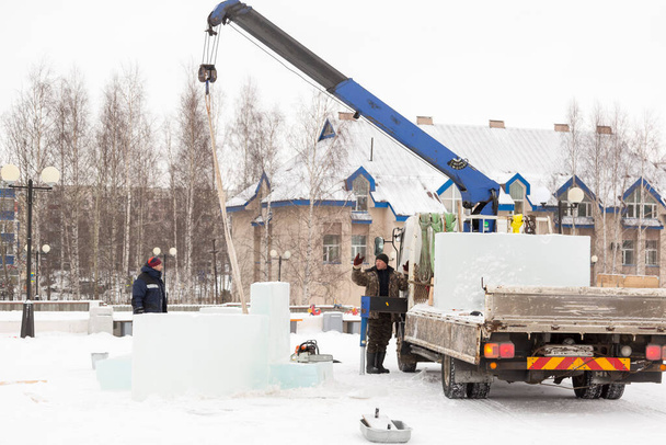 Slingery rozładowują płyty lodowe za pomocą dźwigu samochodowego - Zdjęcie, obraz