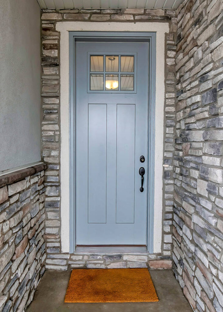 Вертикальный вход в дом с светло-серой входной дверью и черной дверной ручкой - Фото, изображение