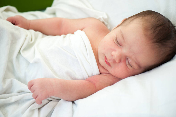 Новорожденный ребенок в первую неделю его жизни - Фото, изображение