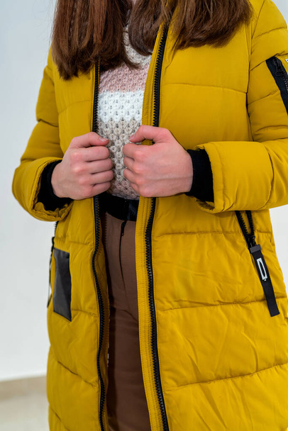 kaunis nainen yrittää eri värivaihtoehtoja talvitakit jotta ei jäätyä talvella. Päällysvaatteiden käsite - Valokuva, kuva