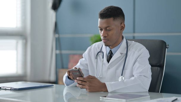 Africký lékař pomocí Smartphone v kanceláři - Fotografie, Obrázek