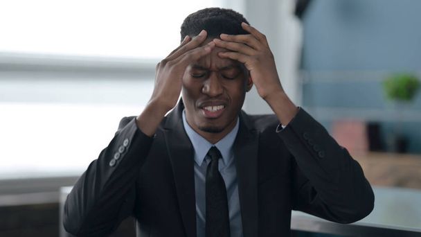 Portrait d'un homme d'affaires africain déçu réagissant à une perte - Photo, image