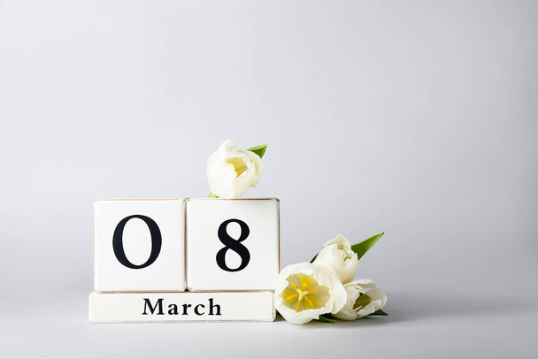 Календарь и цветы к празднованию Международного женского дня на светлом фоне - Фото, изображение