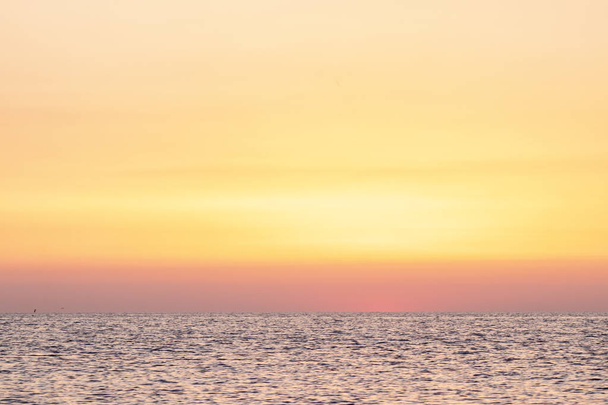 soleil levant à l'aube sur la mer Méditerranée sur la côte brava - Photo, image
