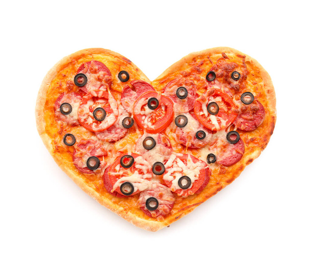 Вкусная пицца в форме сердца на белом фоне. Празднование Дня Святого Валентина - Фото, изображение