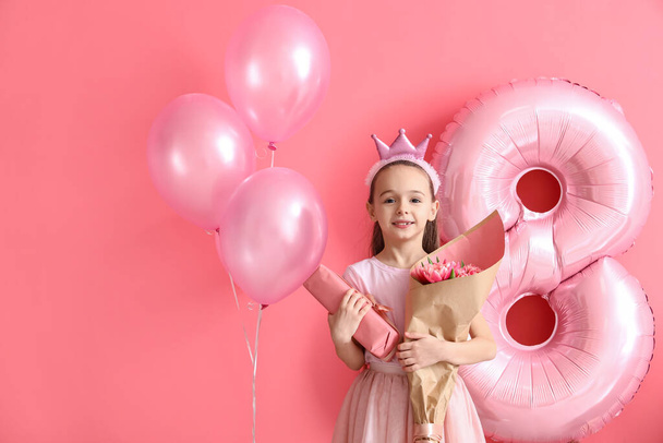 ピンクの背景にギフト、チューリップや風船の花束を持つ女の子。国際女性デーのお祝い - 写真・画像