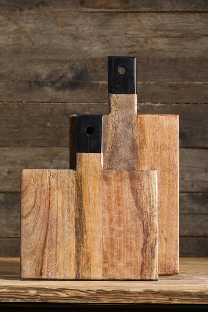 Tábuas de corte em fundo de madeira
 - Foto, Imagem