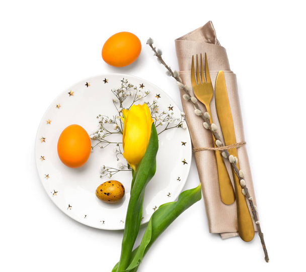 Stilvolle Tischdekoration für die Osterfeier isoliert auf weißem Hintergrund - Foto, Bild