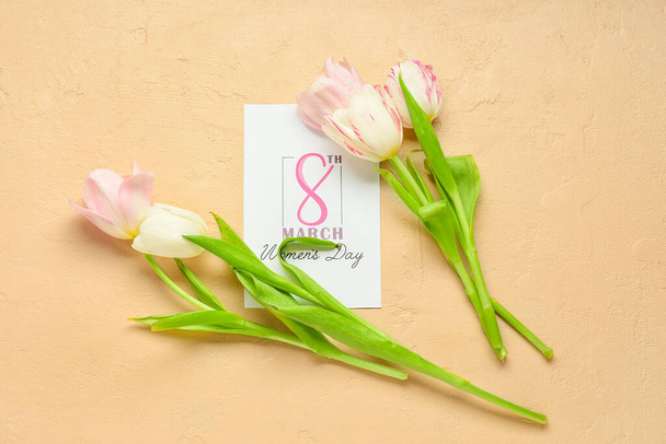 Carta per la Giornata internazionale della donna e fiori di tulipano su sfondo a colori - Foto, immagini