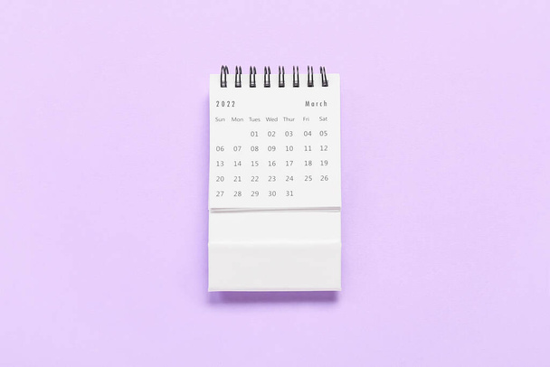 Calendario cartaceo marzo 2022 su sfondo lilla - Foto, immagini