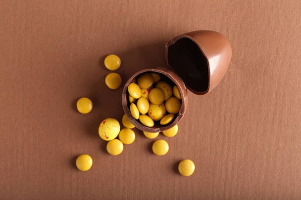Kahverengi arkaplanlı çikolatalı Paskalya yumurtası. - Fotoğraf, Görsel