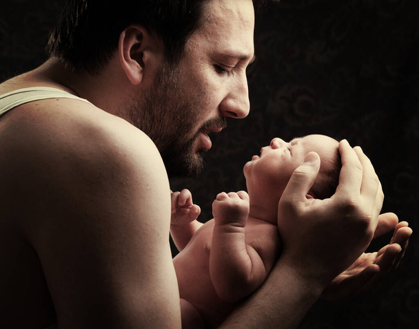 Новорожденный ребенок в руках отцов - Фото, изображение