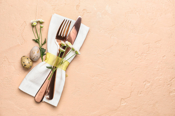 Elegante tavolo pasquale su sfondo beige - Foto, immagini