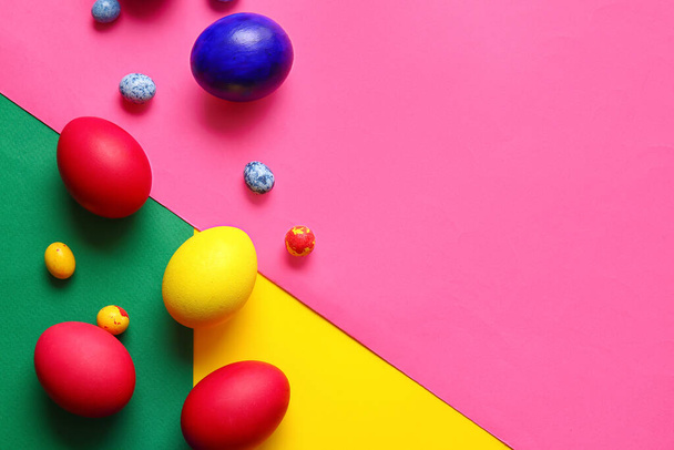 Різнокольорові великодні яйця на кольоровому фоні
 - Фото, зображення