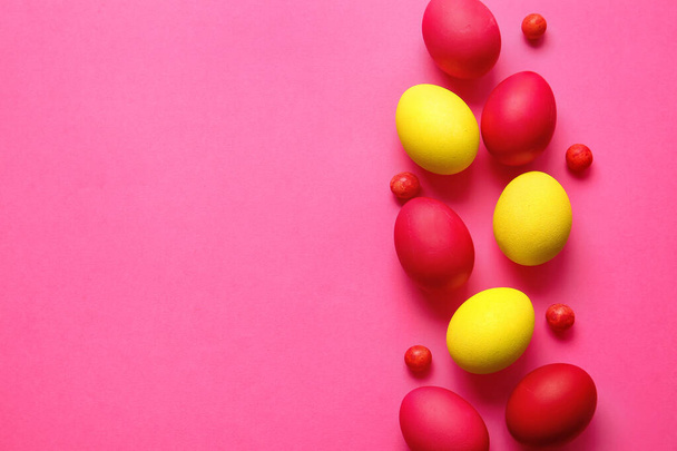 Червоні та жовті великодні яйця на кольоровому фоні
 - Фото, зображення