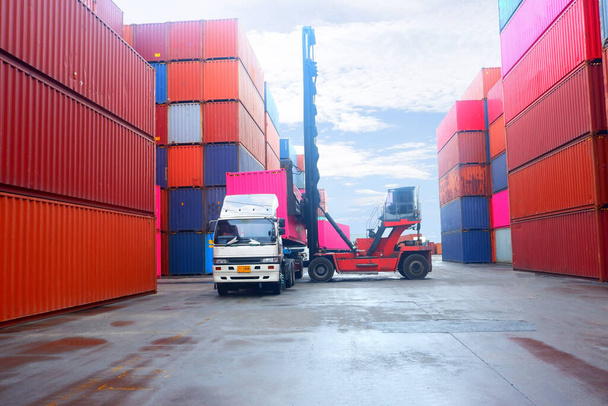 Targonca teherautó emelő rakomány konténer szállítás udvarban vagy dokk udvar ellen sunrise ég a rakomány konténer stack háttérben a szállítás importálása és exportálása, logisztikai, ipari koncepció - Fotó, kép