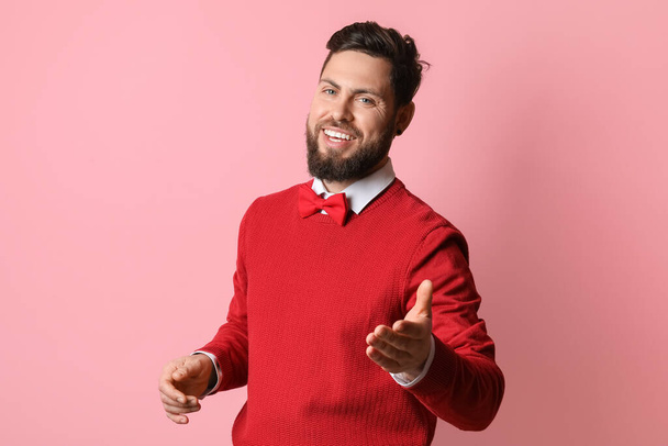 Stylish bearded man on pink background - Foto, Imagen