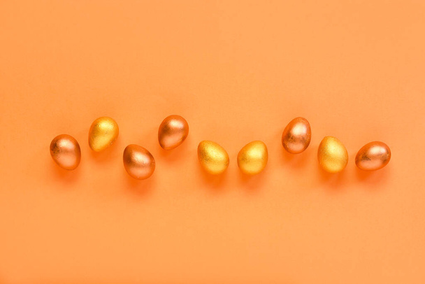 Composição com ovos de Páscoa no fundo laranja - Foto, Imagem