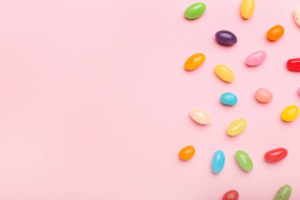 Multicolored jelly beans on color background - Fotoğraf, Görsel