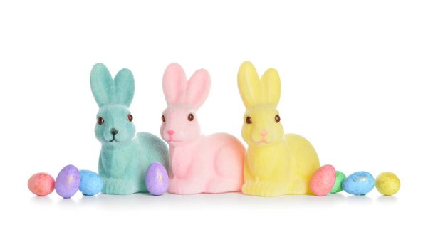 Carino coniglietti di Pasqua e uova su sfondo bianco - Foto, immagini