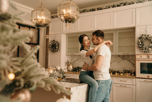 A family of three in jeans and T-shirts poses in New Year's locations. - Zdjęcie, obraz