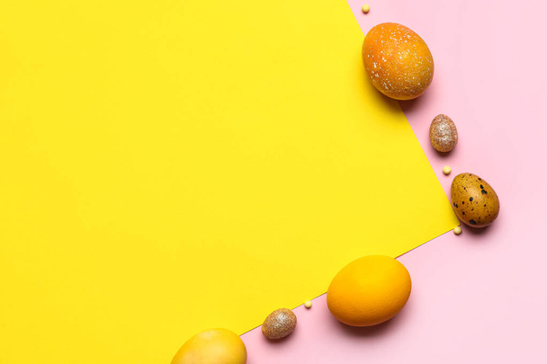 Elegantes huevos de Pascua sobre fondo de color - Foto, Imagen