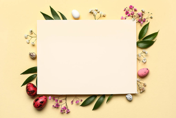 Composizione pasquale con carta bianca, fiori e uova su sfondo beige - Foto, immagini