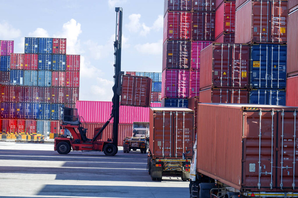 Kontejnerové zdvihací zařízení pro práci na lodích a nákladních automobilech čekajících na přijetí zboží  - Fotografie, Obrázek
