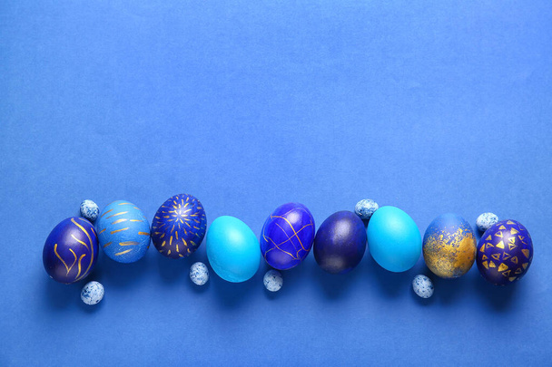 Стильные пасхальные яйца на синем фоне - Фото, изображение