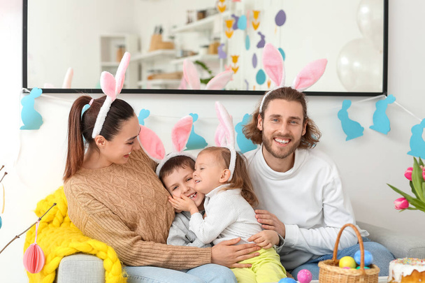 Paskalya günü evde tavşan kulaklı mutlu bir aile. - Fotoğraf, Görsel