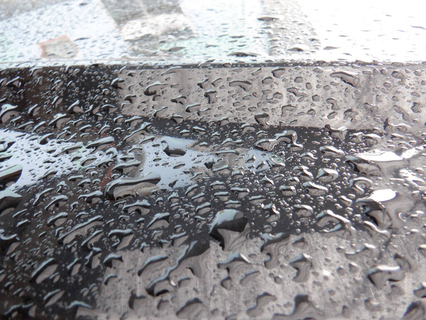 gotas de agua en el coche después de la lluvia - Foto, imagen