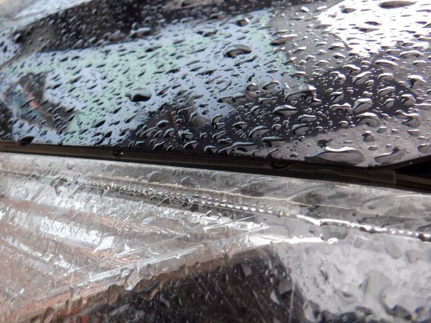 krople wody na samochód po deszczu - Zdjęcie, obraz