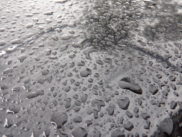 капли воды на автомобиле после дождя - Фото, изображение