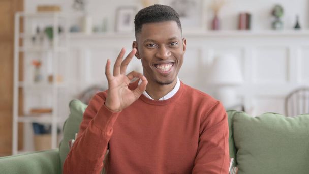Retrato del hombre africano mostrando el signo Ok con el dedo - Foto, imagen