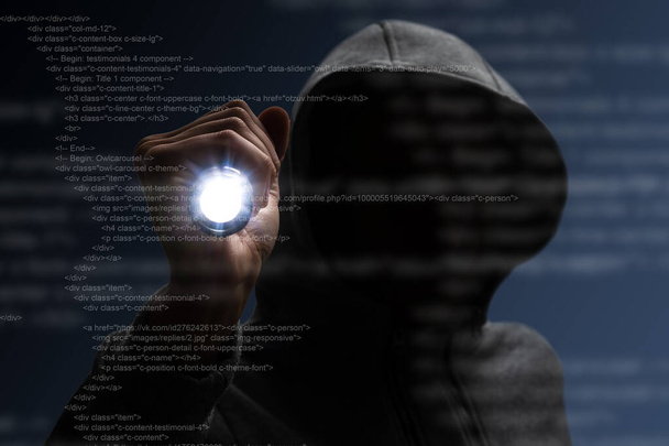 Концепция взлома и вредоносного ПО. Хакер использует абстрактный ноутбук с цифровым интерфейсом. Двойное воздействие - Фото, изображение