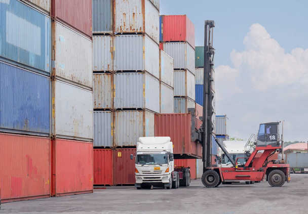 Containerverwerkers containers in vrachtwagens laden - Foto, afbeelding
