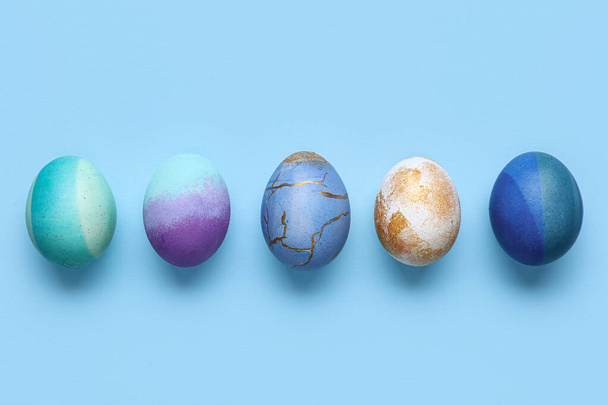 Set von schönen Ostereiern auf farbigem Hintergrund - Foto, Bild