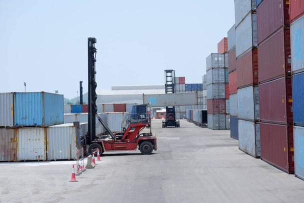 Containerterminal Internationale transportlogistiek - Foto, afbeelding