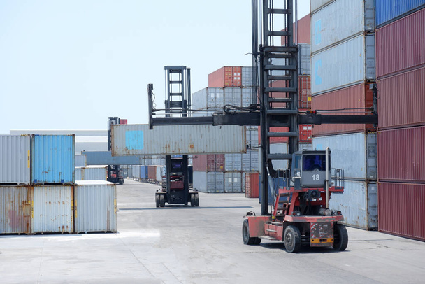 Containerterminal Internationale transportlogistiek - Foto, afbeelding