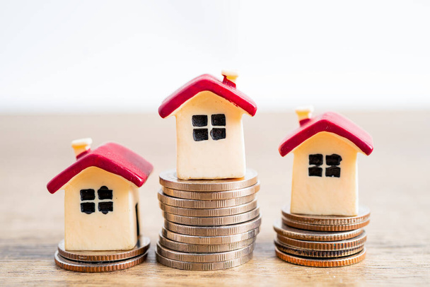 House on stack coins, mortgage home loan finance concept. - Fotoğraf, Görsel
