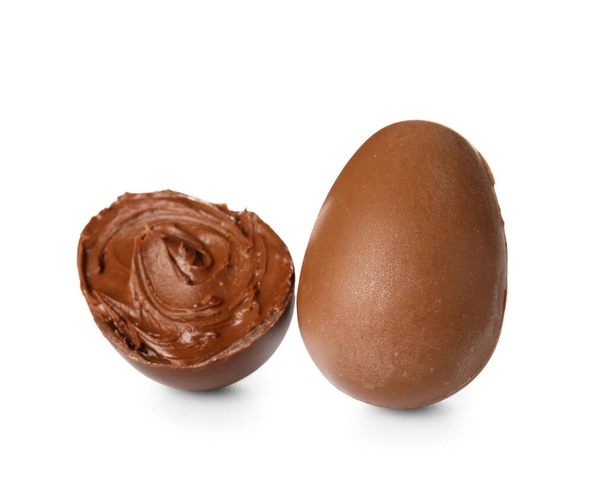 Смачні великодні яйця з шоколадною пастою на білому тлі
 - Фото, зображення